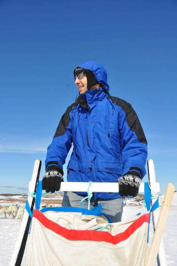 Aproveitando o lindo dia para passear de dogsleding em Ilulissat, na Groelândia